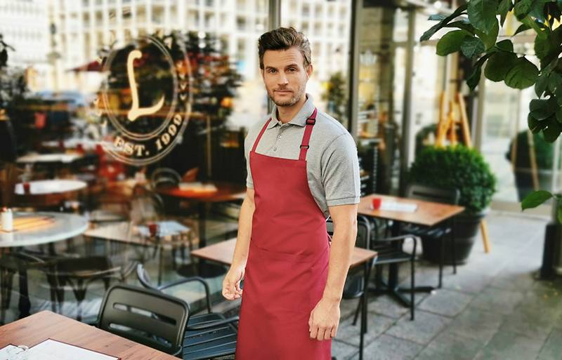 Karlowsky Latzschürze Basic mit Schnalle und Tasche, himbeere